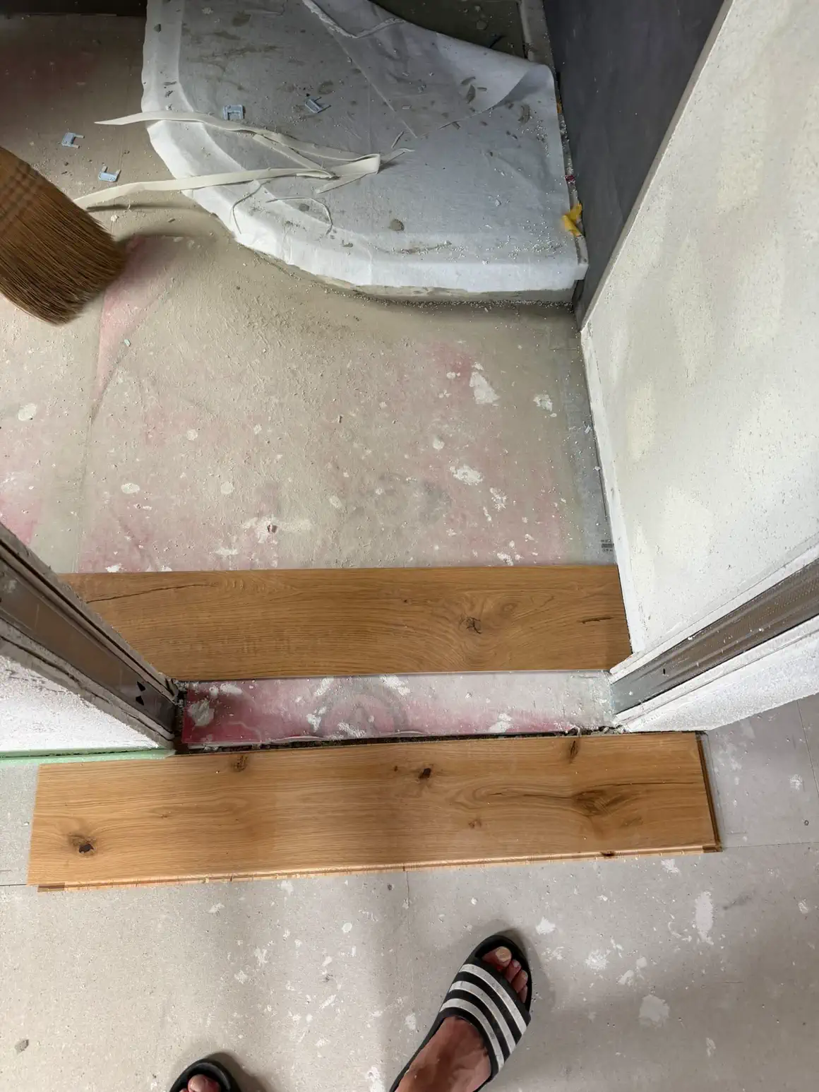 Übergang vom Parkett ins neue Badezimmer während der Badsanierung in Zug