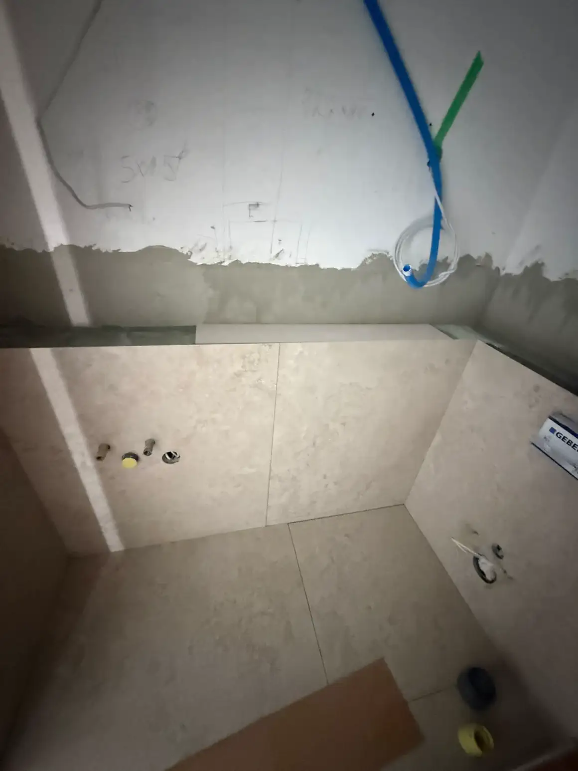 Grossformatplatten an der Badezimmerwand, Ecken auf Gehrung geschnitten