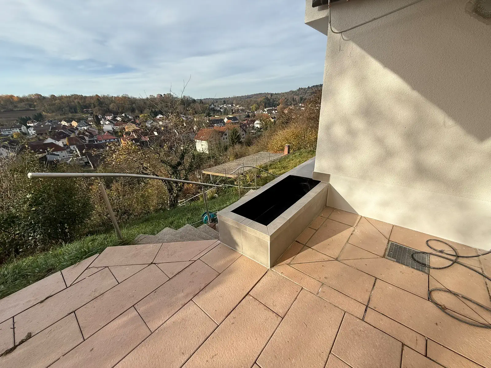 Fertig verkleideter Blumentrog auf der Terrasse mit Blick über das Zürcher Umland