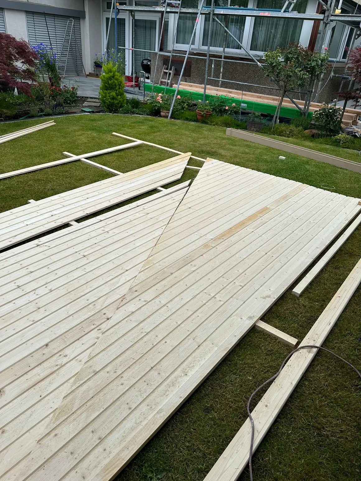 Liegend vorgefertigte Wandelemente aus Holz, bereit zur Montage