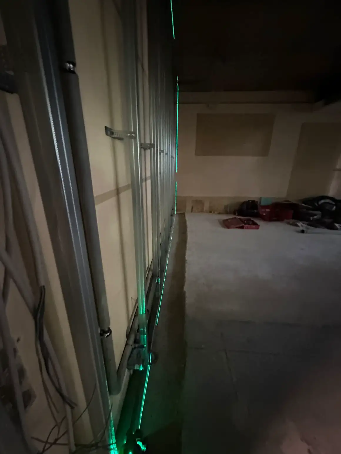 Metallständerwerk einer Trockenbauwand, mit dem Linienlaser auf Flucht eingemessen
